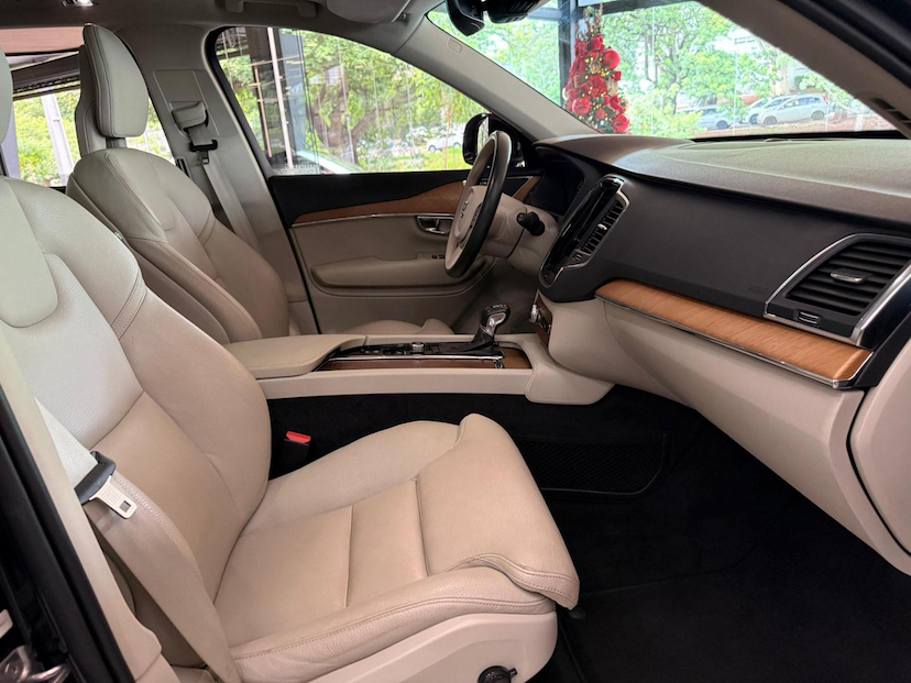 Foto do veículo VOLVO XC90  T6 MOMENTUM 2021 56.084 KM 240.000,00