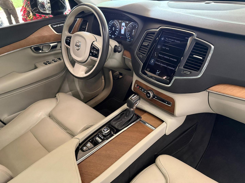 Foto do veículo VOLVO XC90  T6 MOMENTUM 2021 56.084 KM 240.000,00