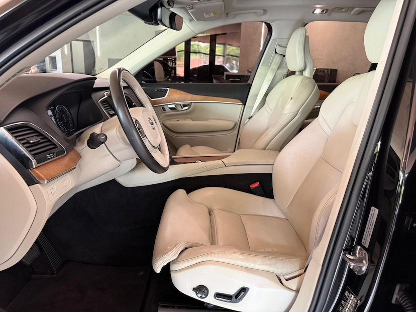 Foto do veículo VOLVO XC90  T6 MOMENTUM 2021 56.084 KM 240.000,00