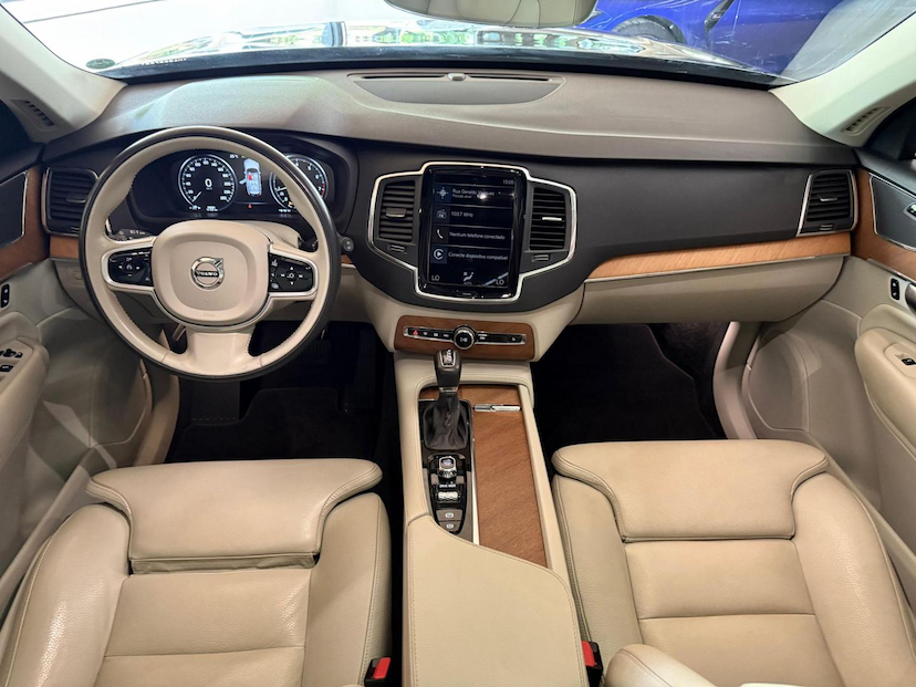 Foto do veículo VOLVO XC90  T6 MOMENTUM 2021 56.084 KM 240.000,00