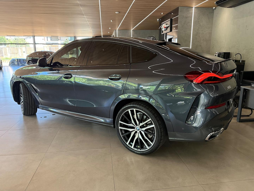 Foto do veículo BMW X6  XDRIVE40I 2021 55.328 KM 490.000,00