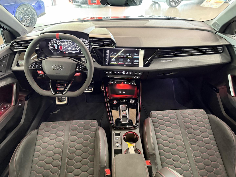 Foto do veículo AUDI RS3  SEDAN TRACK 2.5 TFSI QUATTRO S-TRONIC 2026 315 KM 599.000,00