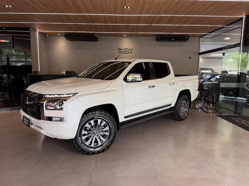 Foto do veículo MITSUBISHI TRITON  HPE 2.4 4X4 TB DIESEL AUT 2026 9.200 KM 275.000,00