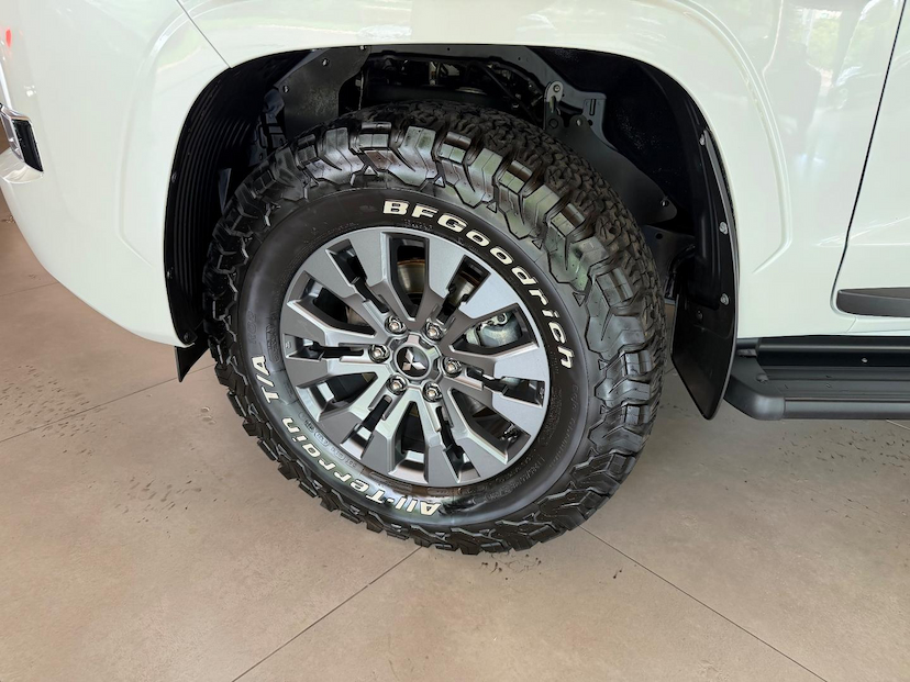 Foto do veículo MITSUBISHI TRITON  HPE 2.4 4X4 TB DIESEL AUT 2026 9.200 KM 275.000,00