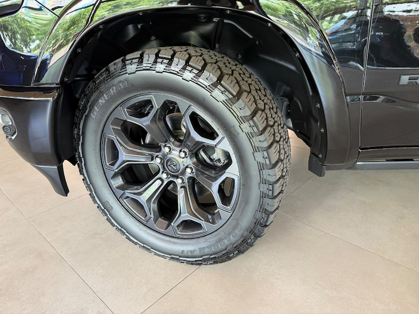 Foto do veículo RAM 1500  LIMITED HEMI 2024 21.751 KM 520.000,00