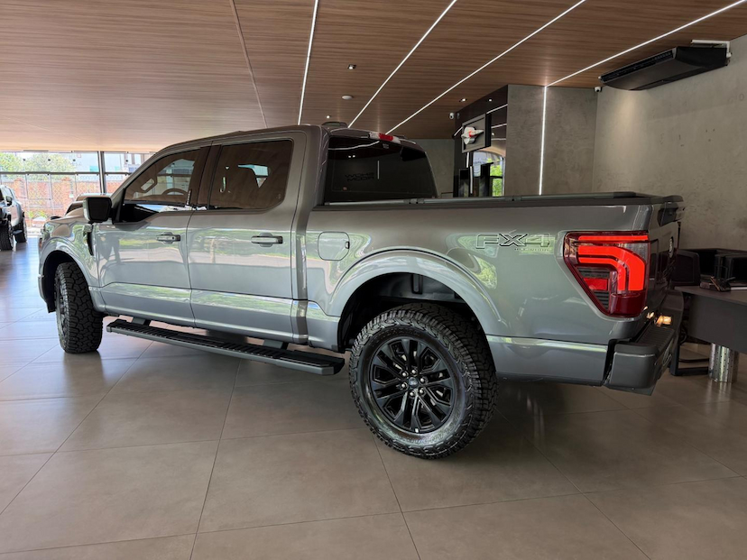 Foto do veículo FORD F-150  FX4 4X4 2024 25.694 KM 480.000,00