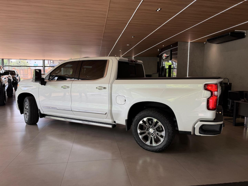 Foto do veículo CHEVROLET SILVERADO  HC 2024 19.543 KM 385.000,00