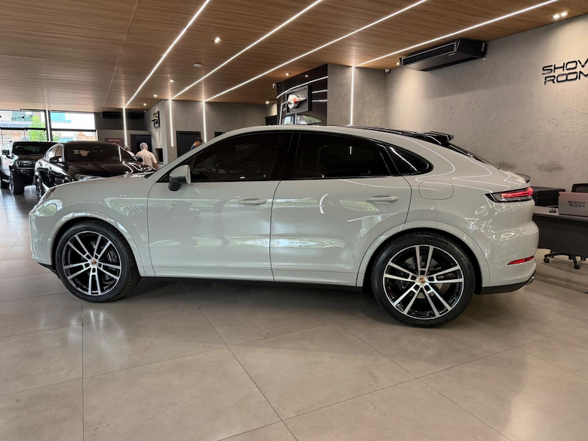 Foto do veículo PORSCHE CAYENNE  CP PHE 2025 7.211 KM 839.000,00