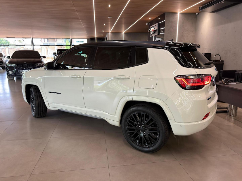 Foto do veículo JEEP COMPASS  S 4XE 2022 22.300 KM 149.000,00
