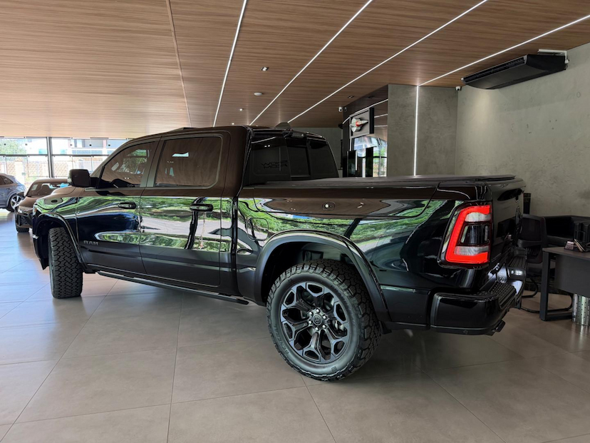 Foto do veículo RAM 1500  LIMITED HEMI 2024 21.000 KM 469.000,00