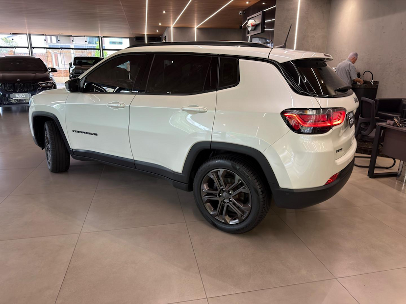 Foto do veículo JEEP COMPASS  LONG TF 2022 48.000 KM 129.000,00
