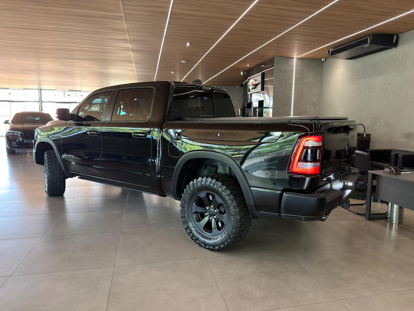 Foto do veículo RAM 1500  REBEL HEMI 2022 52.860 KM 305.000,00