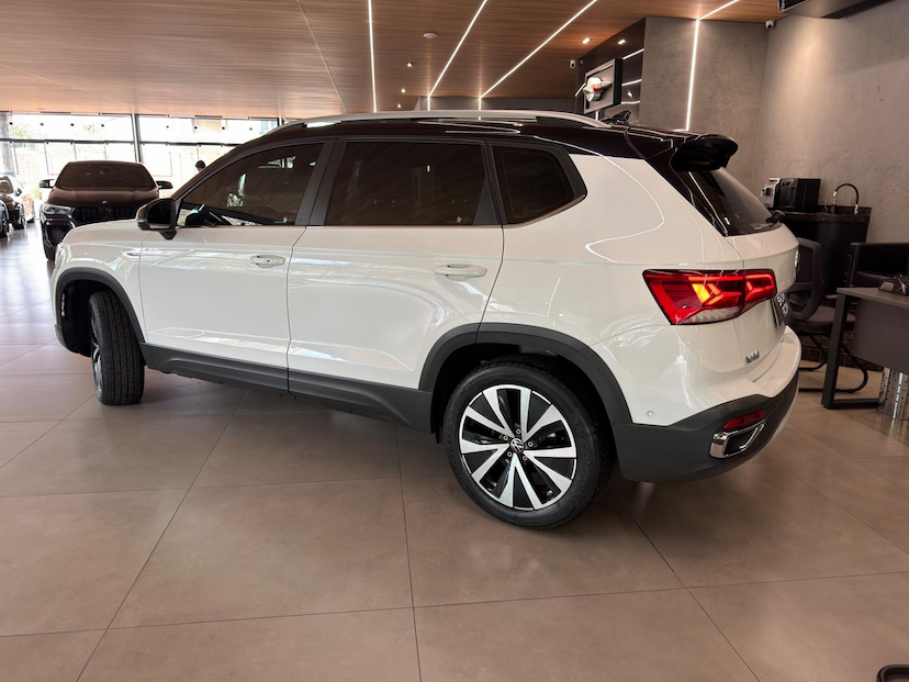 Foto do veículo VOLKSWAGEN TAOS  HL TSI 2023 29.800 KM 152.000,00