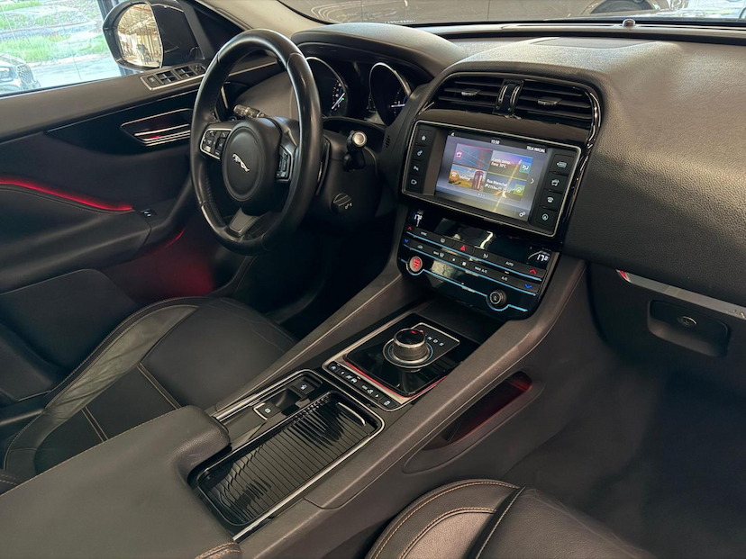 Foto do veículo JAGUAR F-PACE JAG FPACE 20TD PRESTIG 2017 84.870 KM 134.000,00