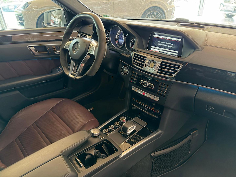 Foto do veículo MERCEDES-BENZ E 63 AMG  2015 74.400 KM 289.000,00