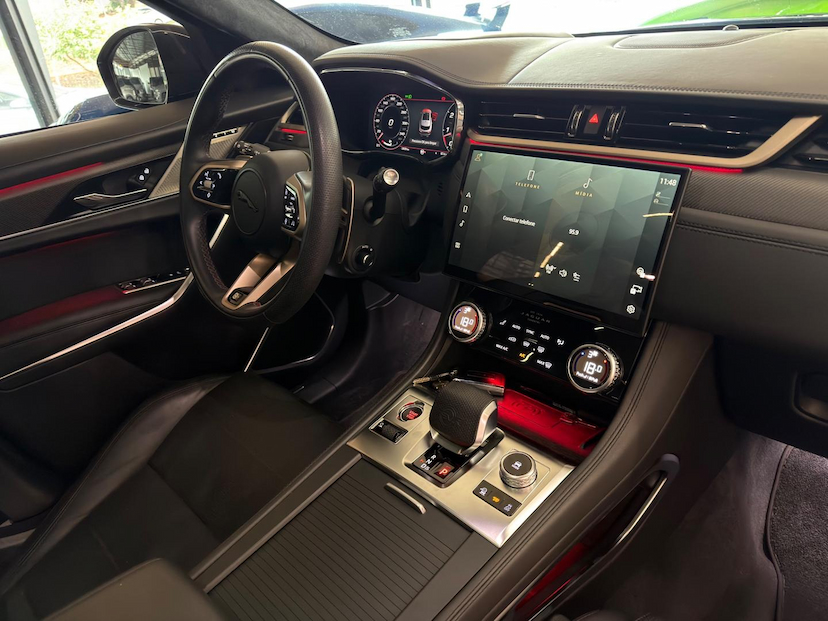 Foto do veículo JAGUAR F-PACE  550 SVR 2023 20.351 KM 600.000,00