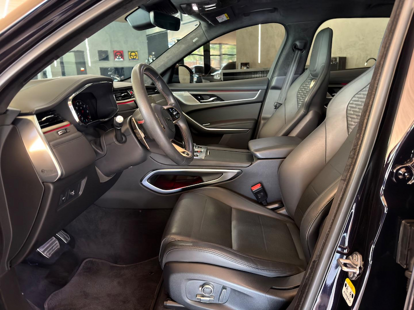 Foto do veículo JAGUAR F-PACE  550 SVR 2023 20.351 KM 600.000,00