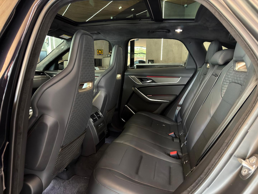 Foto do veículo JAGUAR F-PACE  550 SVR 2023 20.351 KM 600.000,00
