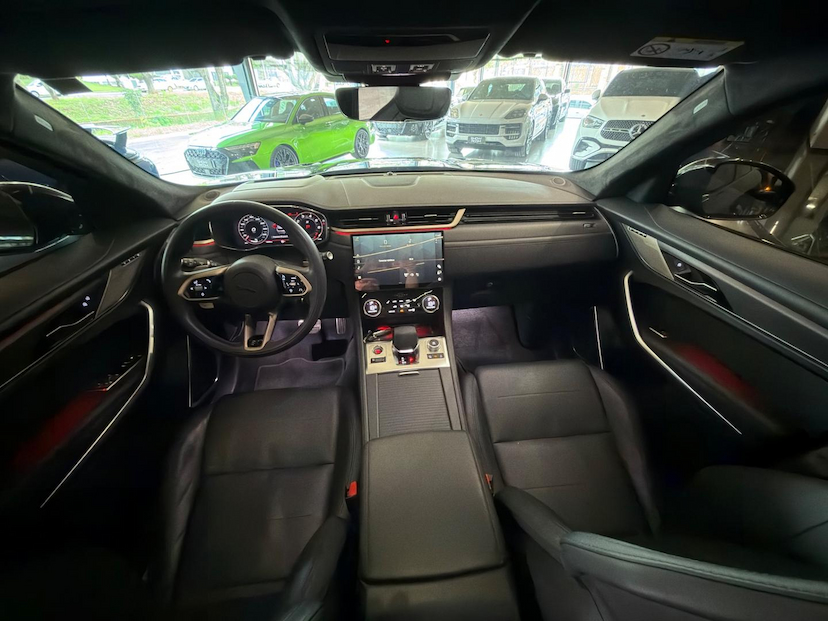 Foto do veículo JAGUAR F-PACE  550 SVR 2023 20.351 KM 600.000,00