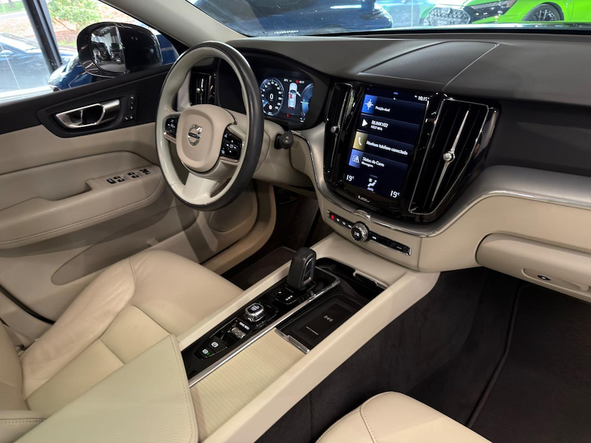 Foto do veículo VOLVO XC60  T8 MOMENTUM 2021 80.311 KM 185.000,00
