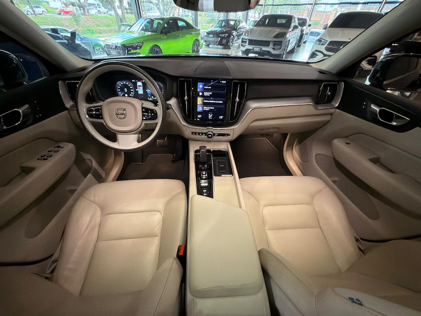 Foto do veículo VOLVO XC60  T8 MOMENTUM 2021 80.311 KM 185.000,00