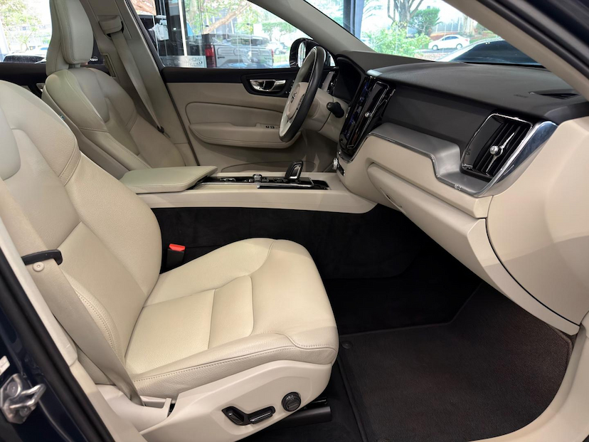 Foto do veículo VOLVO XC60  T8 MOMENTUM 2021 80.311 KM 185.000,00