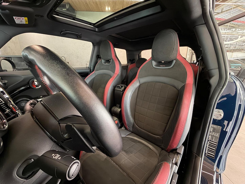 Foto do veículo MINI JOHN COOPER WORKS HATCH JCW 3P 2019 18.000 KM 159.000,00