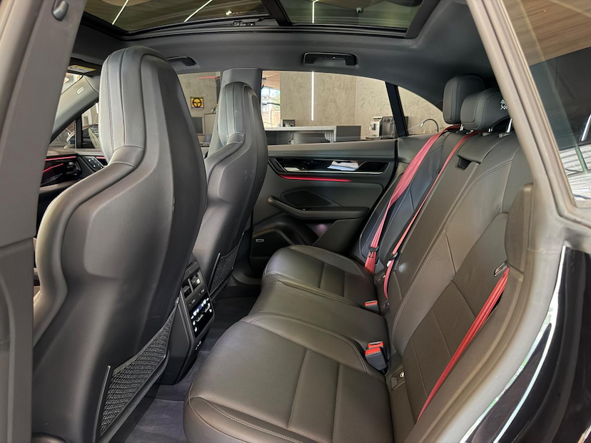Foto do veículo PORSCHE MACAN  E4S 2025 7.700 KM 650.000,00