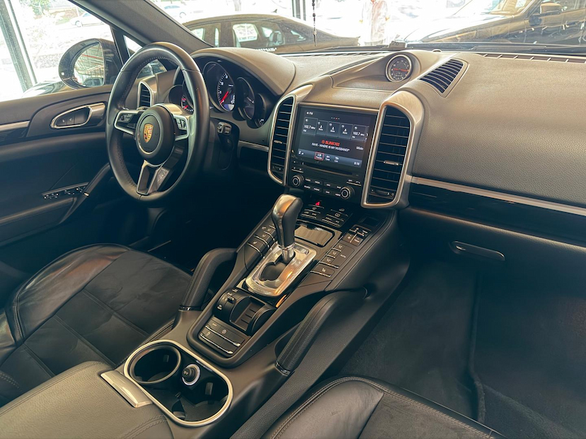 Foto do veículo PORSCHE CAYENNE  V6 2018 75.214 KM 390.000,00