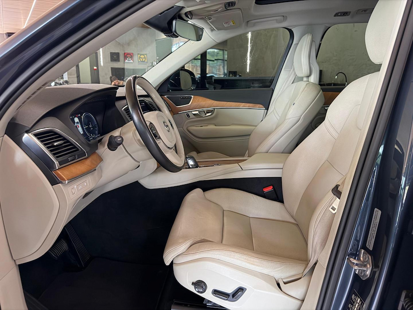Foto do veículo VOLVO XC90  T8 MOMENTUM 2021 57.000 KM 235.000,00