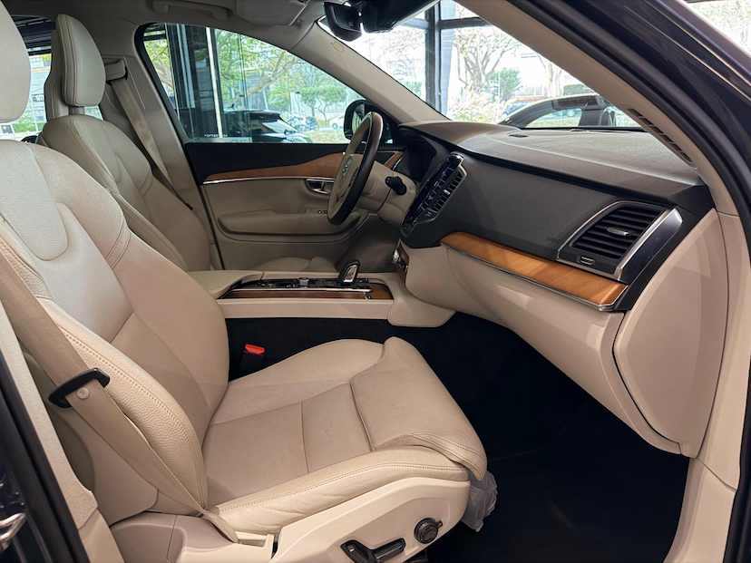 Foto do veículo VOLVO XC90  T8 MOMENTUM 2021 57.000 KM 235.000,00
