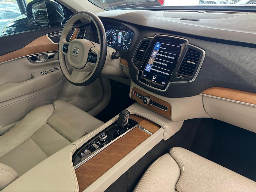 Foto do veículo VOLVO XC90  T8 MOMENTUM 2021 57.000 KM 235.000,00