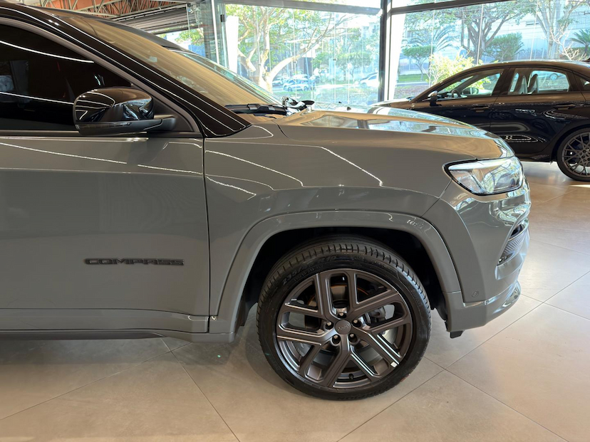 Foto do veículo JEEP COMPASS  SERIE S T 2025 25.673 KM 175.000,00