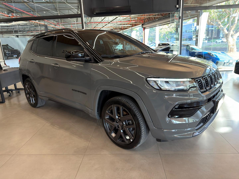 Foto do veículo JEEP COMPASS  SERIE S T 2025 25.673 KM 175.000,00