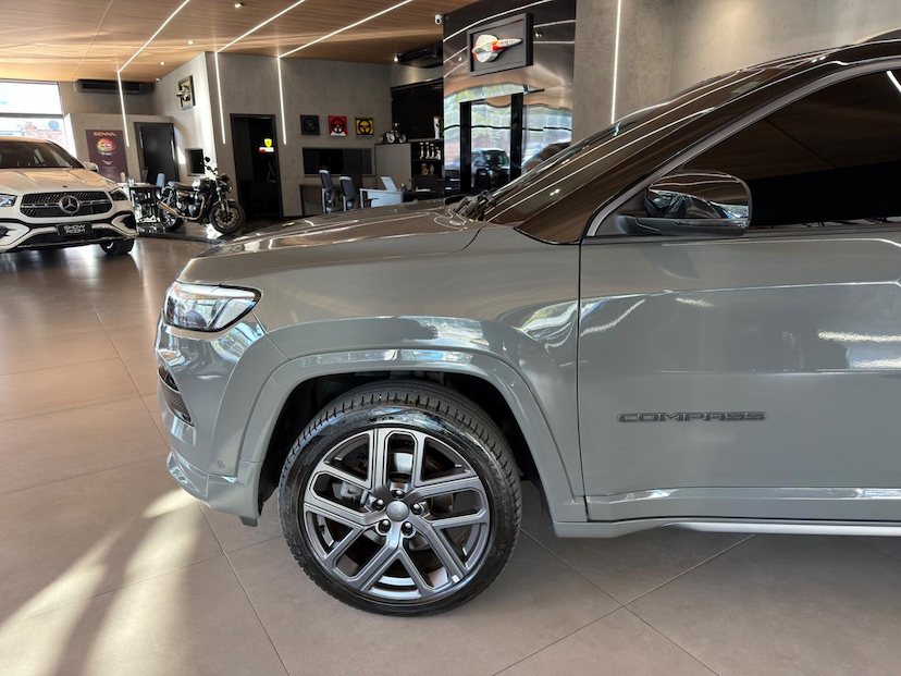Foto do veículo JEEP COMPASS  SERIE S T 2025 25.673 KM 175.000,00