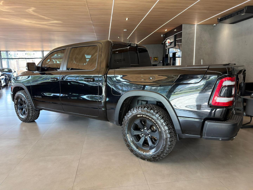 Foto do veículo RAM 1500  REBEL HEMI 2022 68.100 KM 319.000,00