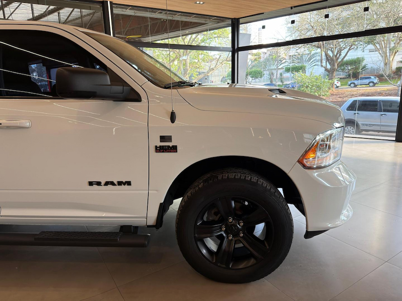 Foto do veículo RAM CLASSIC  LAIE 2022 34.645 KM 255.000,00