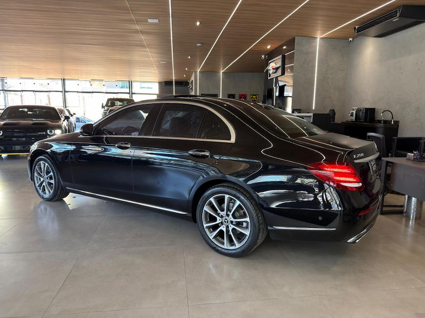 Foto do veículo MERCEDES-BENZ E 250 E250 EXC 2019 105.600 KM 195.000,00