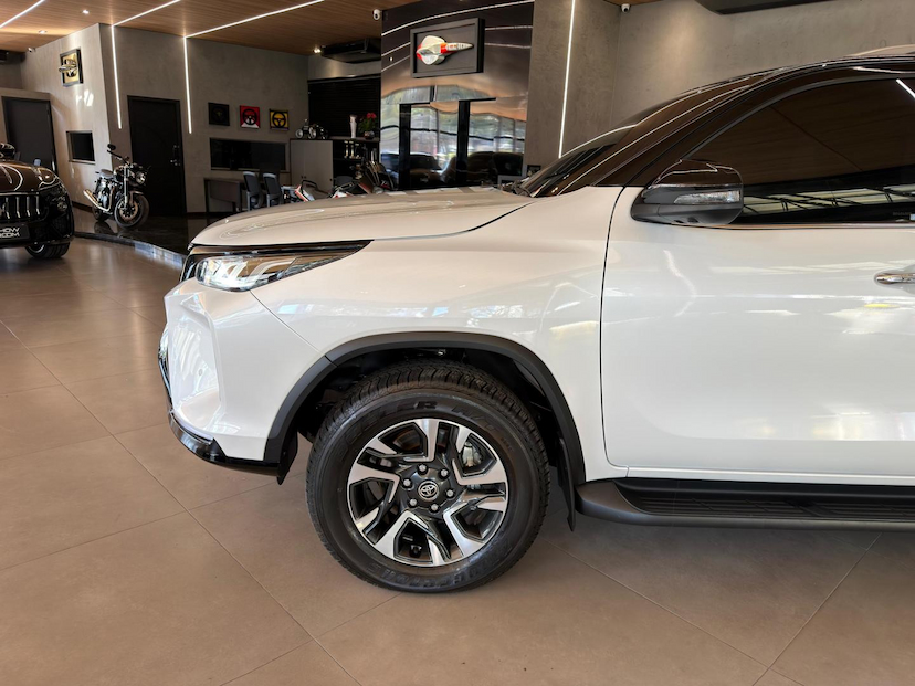 Foto do veículo TOYOTA HILUX  SWDMDA4MD 2025 6.507 KM 415.000,00