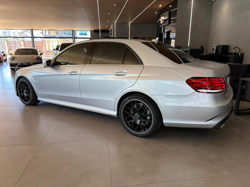 Foto do veículo MERCEDES-BENZ E 63 AMG  2015 74.990 KM 289.000,00