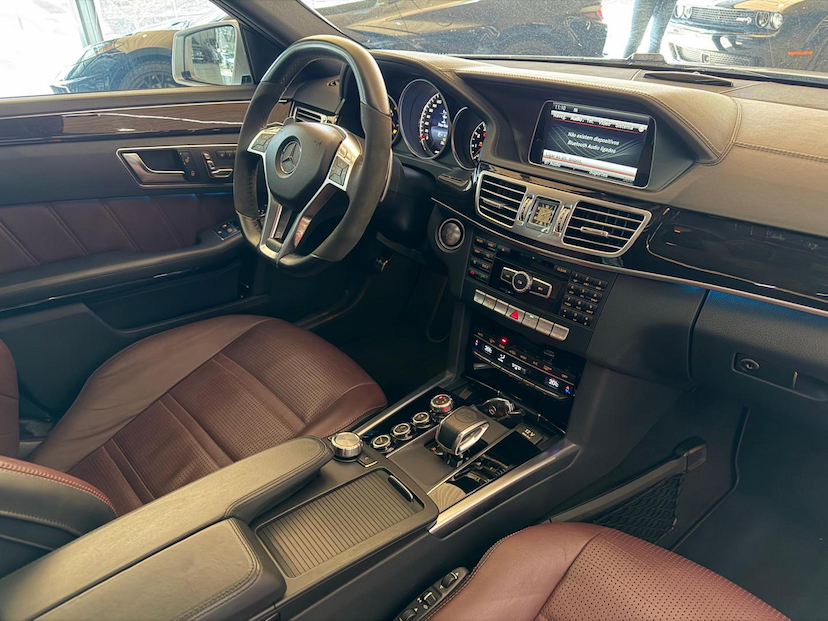 Foto do veículo MERCEDES-BENZ E 63 AMG  2015 74.990 KM 289.000,00