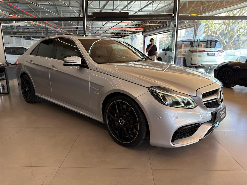 Foto do veículo MERCEDES-BENZ E 63 AMG  2015 74.990 KM 289.000,00