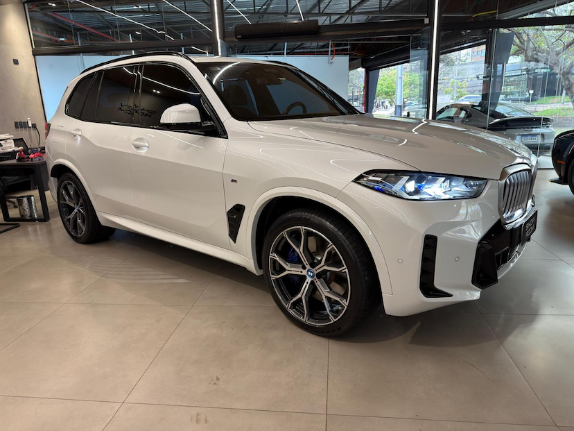 Foto do veículo BMW X5  XDRIVE50E MSP 2024 33.472 KM 489.000,00