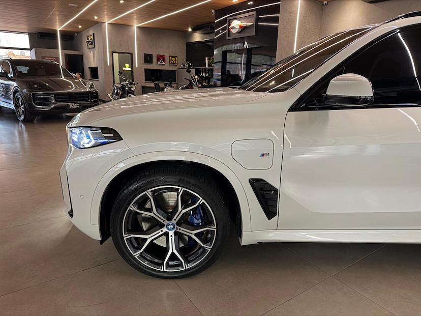 Foto do veículo BMW X5  XDRIVE50E MSP 2024 33.472 KM 489.000,00