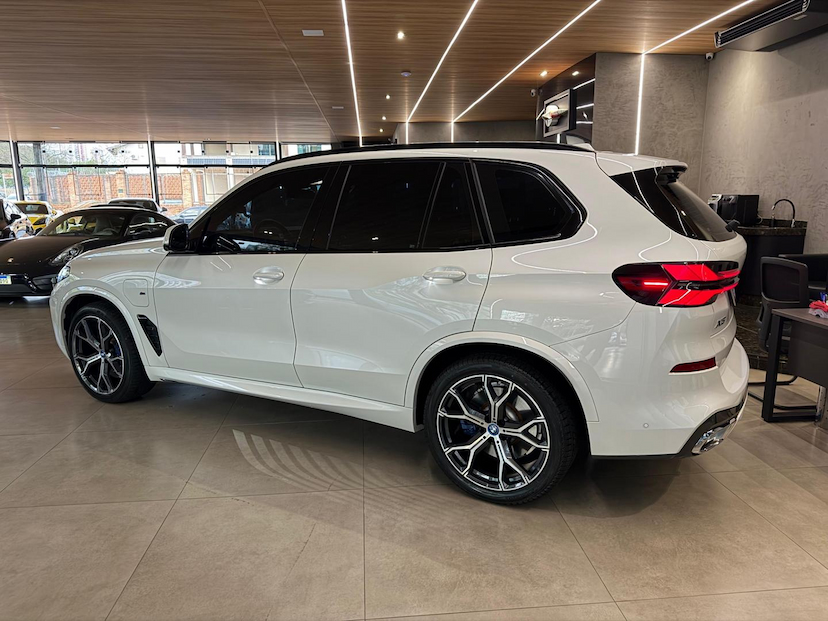 Foto do veículo BMW X5  XDRIVE50E MSP 2024 33.472 KM 489.000,00