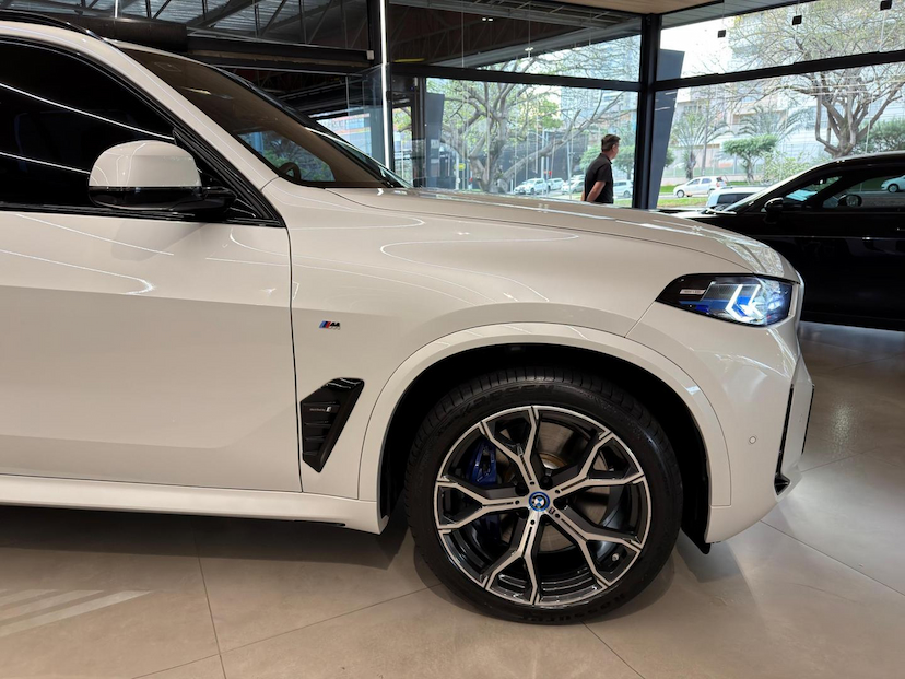 Foto do veículo BMW X5  XDRIVE50E MSP 2024 33.472 KM 489.000,00