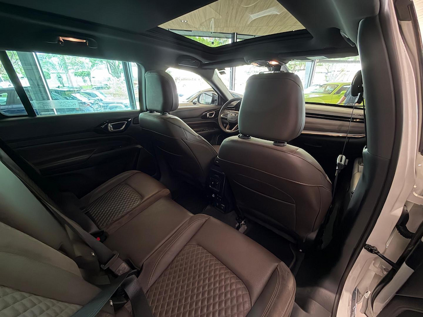 Foto do veículo JEEP COMMANDER  OVR TD380 2023 41.000 KM 164.000,00