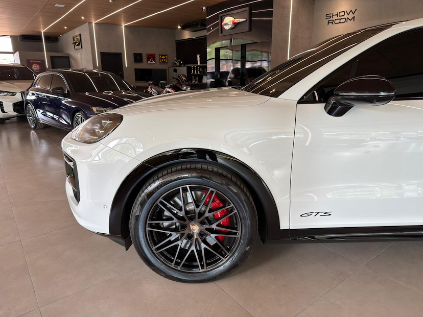 Foto do veículo PORSCHE CAYENNE  GTS 2026 9.381 KM 1.090.000,00