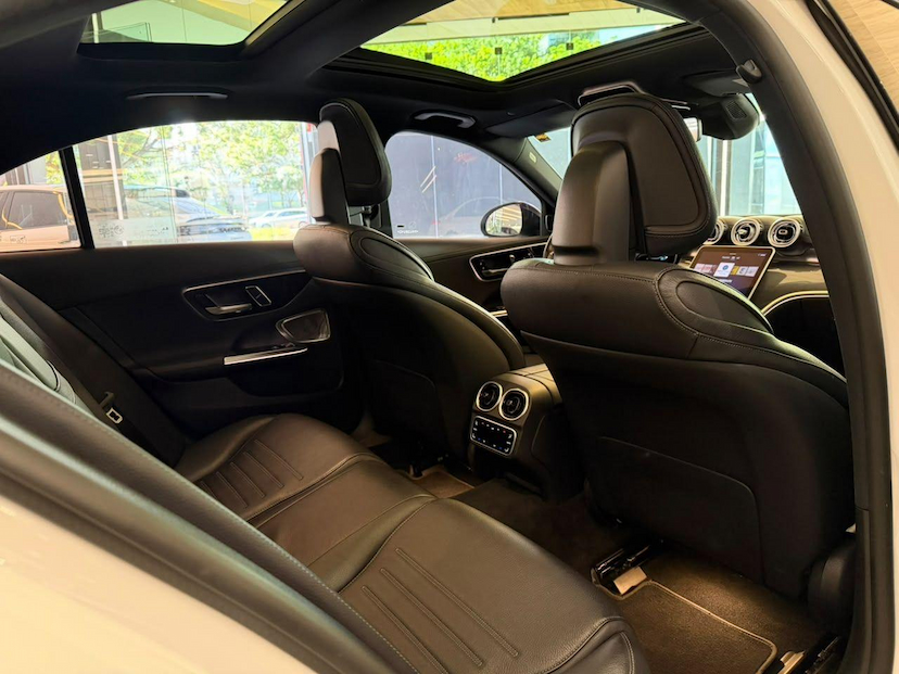 Foto do veículo MERCEDES-BENZ C 300 0.0 C300 AMG LINE 2023 30.205 KM R$ 279.000,00