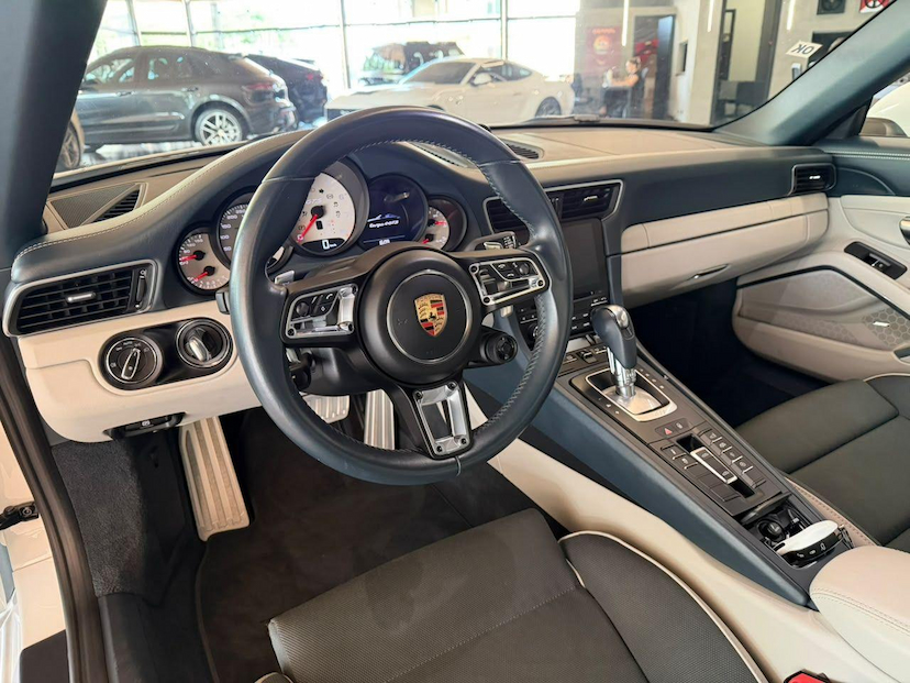 Foto do veículo PORSCHE 911  2019 13.050 KM R$ 840.000,00